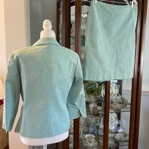This is a gently worn and gorgeous aqua 3-piece Dana Buchman petite ladies suit.